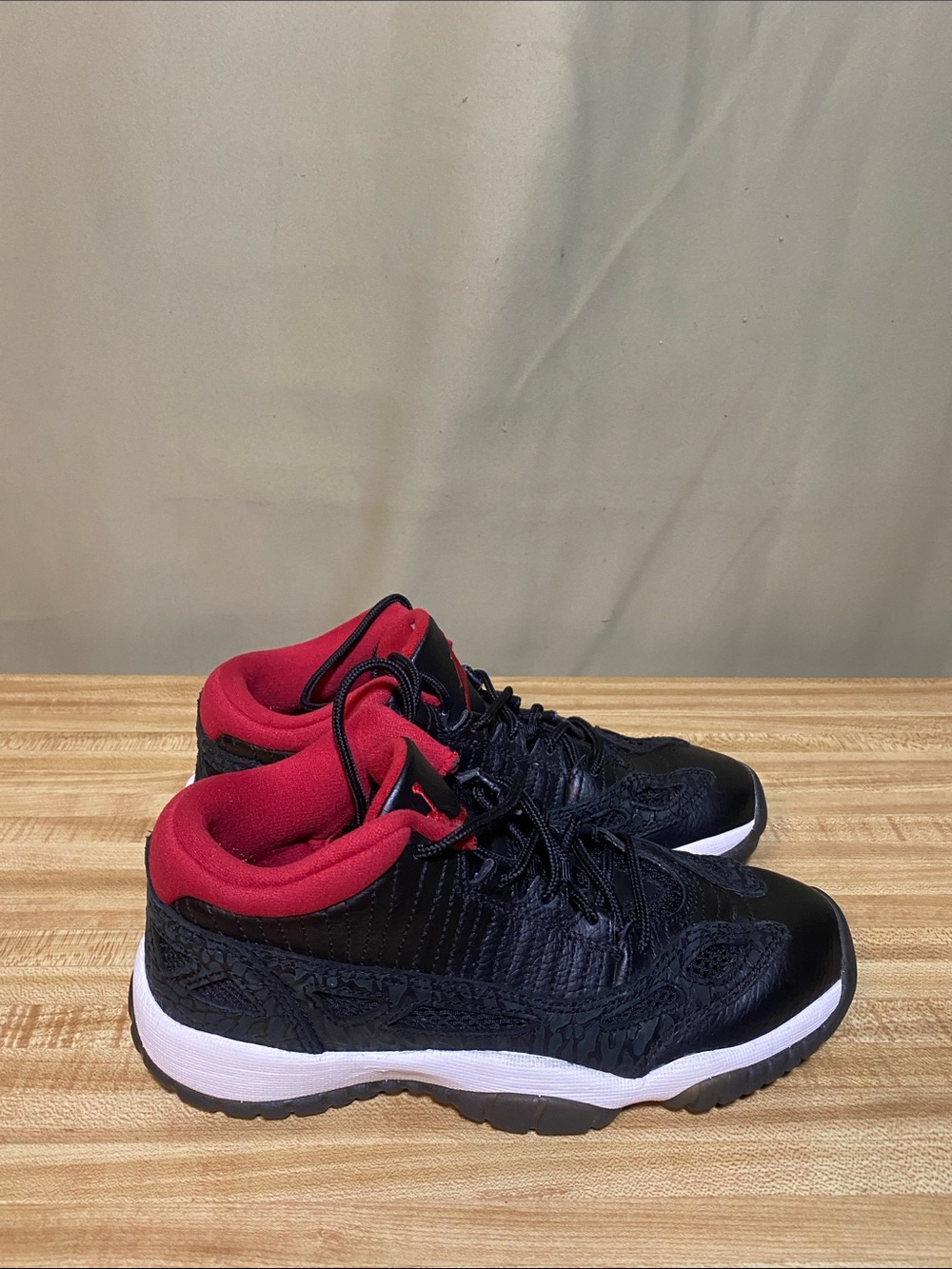 Jordan 11 Retro IE 2011 Low Charcoal Red Shoes size 4Y (306006-001)